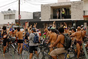 Paseo Ciclista Al Desnudo Recuerda A V Ctimas De Percances Viales