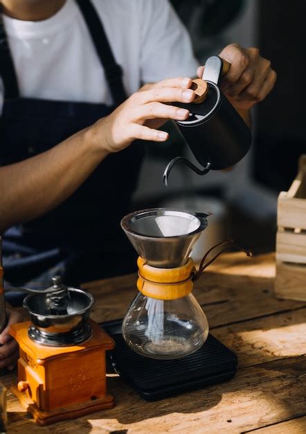 Barista profissional preparando café usando chemex despeje sobre a