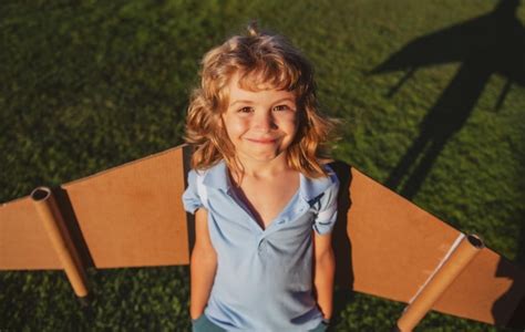 Retrato de niño con alas de mochila niño jugando piloto aviador y