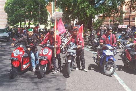 Tolak Kenaikan Harga BBM Mahasiswa Gelar Aksi Dorong Motor Ke Gedung