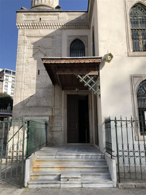 Binek Taşı Pertevniyal Valide Sultan Camii Konumu Fotoğrafları ve