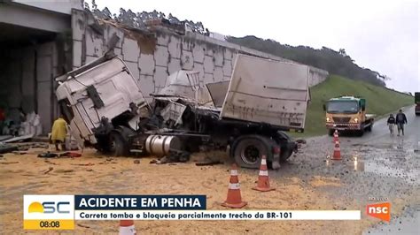 Carreta Tomba E Cai De Viaduto Ap S Colidir Contra Carro Em Penha