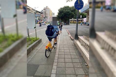 學生騎腳踏車「上人行道」！他痛罵：真的夠白目 慘遭網友砲翻 Ettoday生活新聞 Ettoday新聞雲