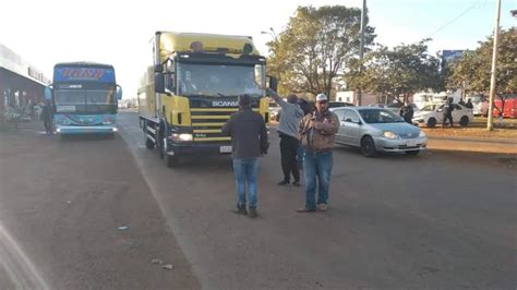 Camioneros retuvieron por dos horas vehículo repartidor de diarios