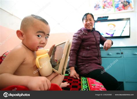 Niño Chino Desnudo Años Edad Yan Xiaoshuai Representa Con Abuela Foto