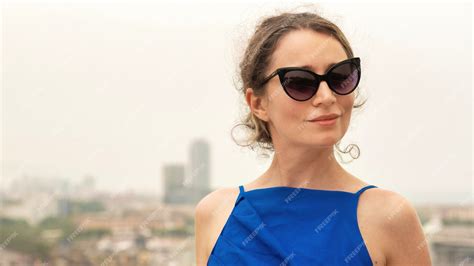 Femme De Race Blanche En Robe Bleue Avec Vue Sur Barcelone En Arrière