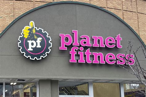 Planet Fitness shares slide after CEO steps down | Reuters