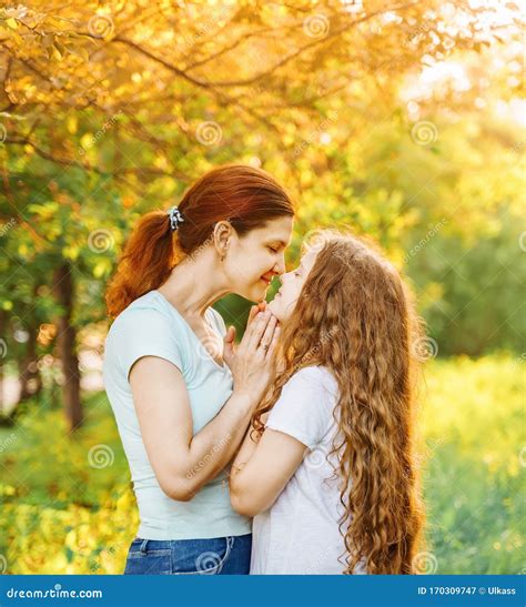 Mor Och Dotter Kramar I Parken Fotografering För Bildbyråer Bild Av