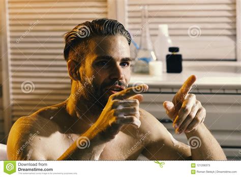 Sex Und Erotikakonzept Kerl Im Badezimmer Mit Beteiligtem Blick