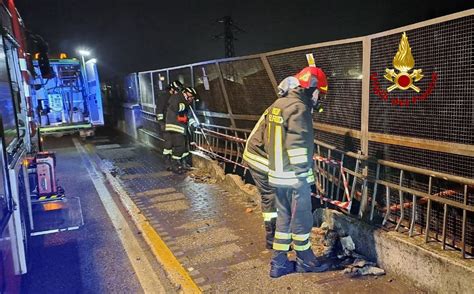 Auto Sbanda E Centra Il Muretto Del Sovrappasso Ferroviario L