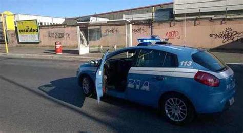 Roma Lite Alla Fermata Dell Autobus Donna Accoltellata Alla Gola Tra