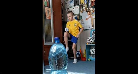 YouTube Viral | Coronavirus | niño destapa una botella con una pelota y ...