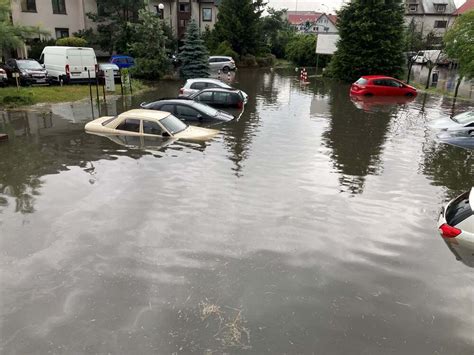 Ulewy Zalania I Podtopienia W Polsce Pad Y Rekordy Sumy Opad W