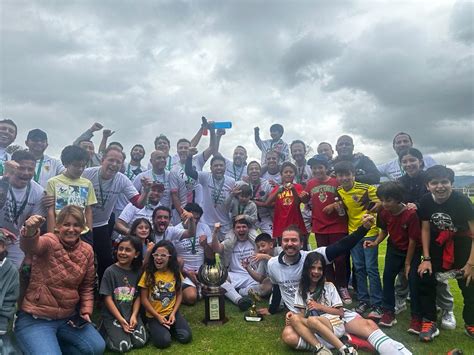 Se lució el equipo de fútbol de papás en el torneo de UNCOLI Colegio