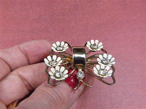 Vintage White Flower And Gold Enamel Butterfly Brooch But 77 White