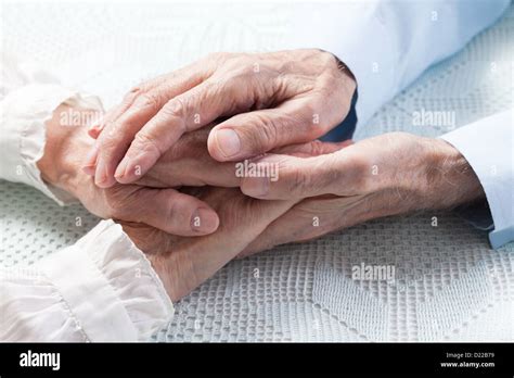 Old people holding hands. Closeup Stock Photo - Alamy