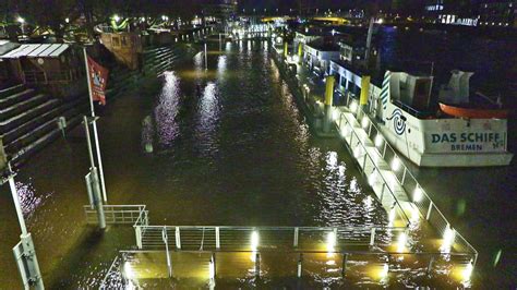 Sturmflutwarnung an Nordseeküste Weser tritt in Bremen über Ufer