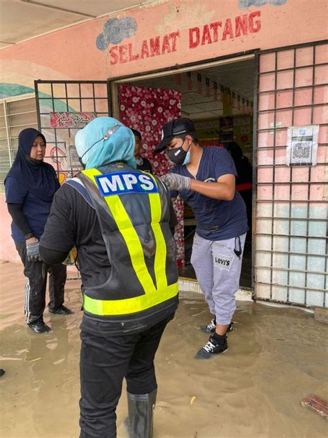 Bantuan Kerja Kerja Pembersihan Pasca Banjir Di Kampung Lanchong