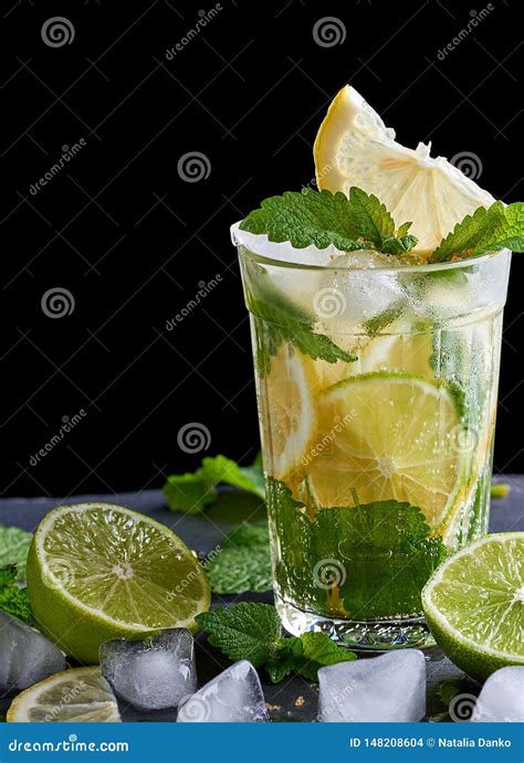 Limonada De Restauraci N De La Bebida Del Verano Con Los Limones Las