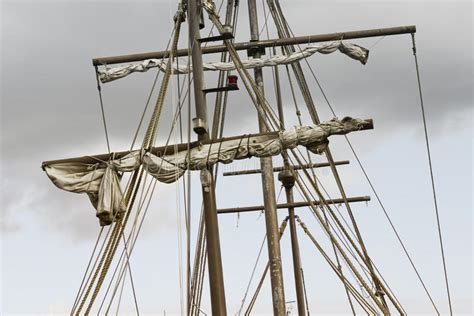 El Masting Del Velero De Madera Grande Aparejo Detallado Con Las Velas