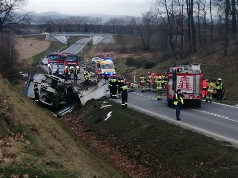 Uciechów Tragiczny wypadek na drodze wojewódzkiej Zginęły trzy osoby