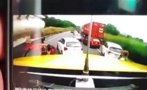 Revelan momento en el que tráiler embiste a automóviles en la autopista