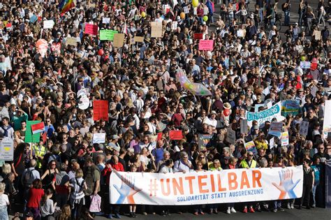 Berlino Germania Migliaia Di Persone A Una Manifestazione Contro Il