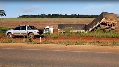 Carreta invade pista e mata quatro pessoas em colisão na BR 158 em