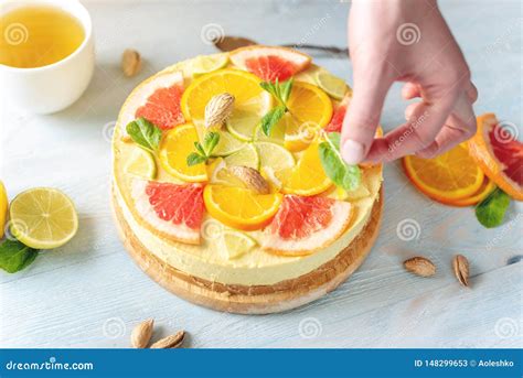 Torta Cruda De La Fruta C Trica Con El Pomelo La Naranja La Cal Y El