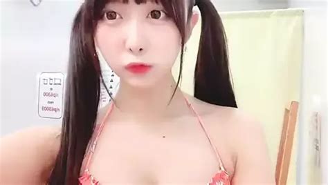 Asiática en bikini muestra su cuerpo xHamster