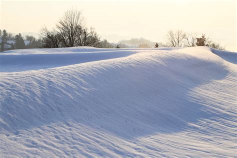 春の雪えくぼ （新潟県長岡市） 越後長岡発／建築・風景写真