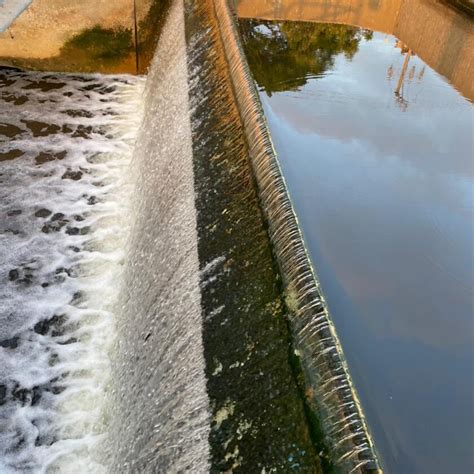 L Nea Morada Distribuye Para Re So Agua Tratada De Calidad Mirada