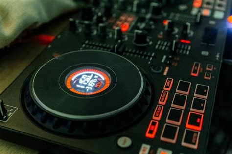 Gros plan sur la console DJ Table de mixage DJ pour des expériences