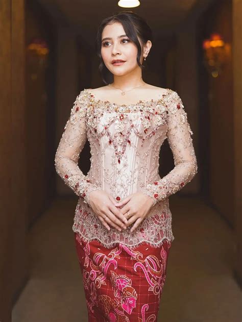 5 Potret Cantik Prilly Latuconsina Pakai Kebaya Saat Wisuda