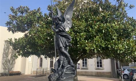 Les Sables D Olonne La Statue De L Archange Saint Michel Devra Bien