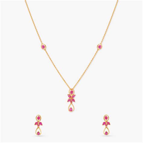 Splendorous Gold Pendant With Chain And Earrings Set