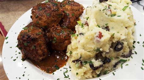 Albóndigas de cerdo rellenas de roquefort con puré de papas Cocineros