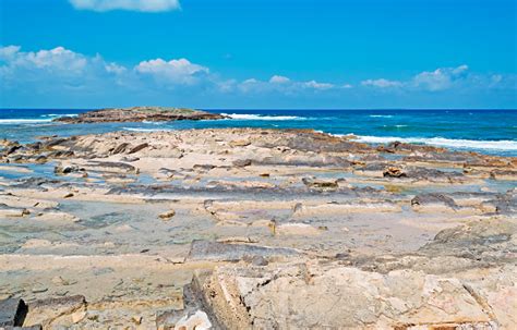 awan  atas garis pantai berbatu  arutas foto stok  gambar