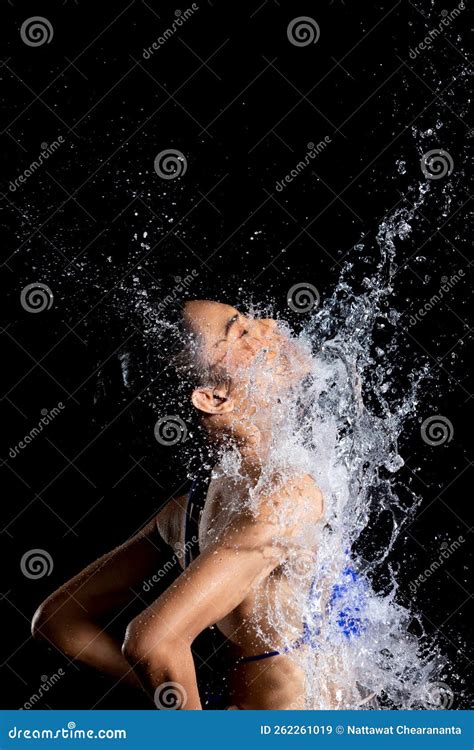 Mujer Asi Tica De Piel Curtida En Poses De Bikini En Estudio De Agua Gotas De Salpicadura De