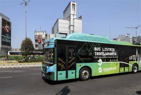 Gubernur Anies Targetkan Bus Listrik Transjakarta Beroperasi Tahun Ini