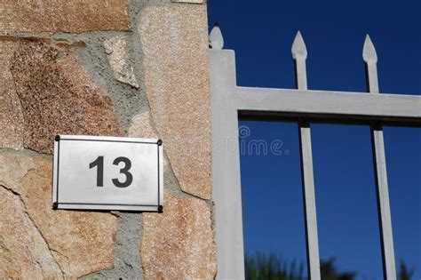 Placa Con El Número 13 En La Pared De Piedra Texturada Cerca De La
