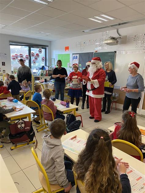 Repas de Noël Distribution des cadeaux et chocolats Mairie de