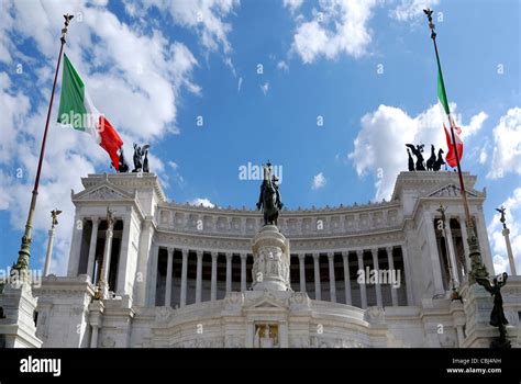 Monumento Nazionale A Re Viktor Emanuel II E Il Monumento Del Milite