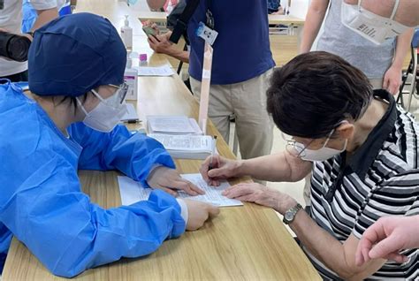 88岁闻玉梅院士在虹口接种新冠疫苗第三针 上海市虹口区人民政府