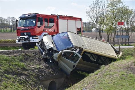 Poważny wypadek na DK 11 w Pleszewie Samochód wylądował w rowie Droga