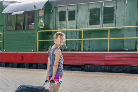 Une Fille Et Une Locomotive Photo Stock Image Du Rouill Longerons