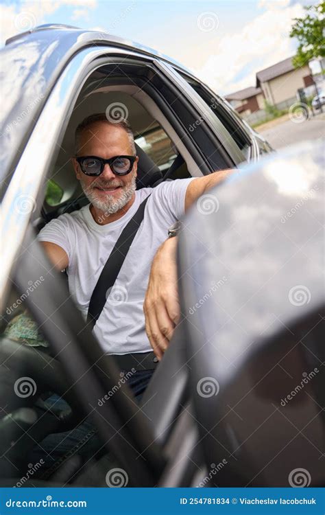 Hombre Adulto Sentado En Un Auto Con Una Ventana Abierta Foto De