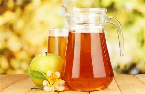 Vaso Lleno Y Jarra De Jugo De Manzana Y Manzana En La Mesa De Madera Al