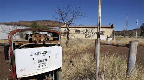 A memorial honours the many people who died because of Wittenoom's asbestos history - ABC News