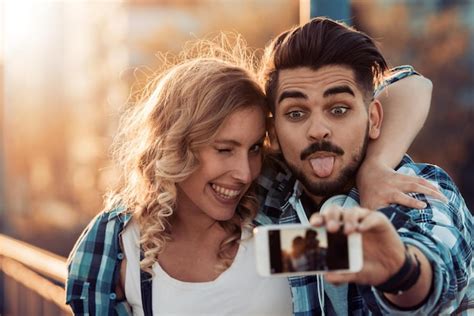 Feliz Pareja Joven Tomando Selfie Foto Premium